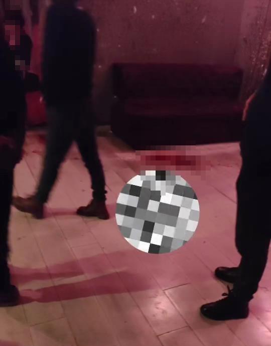 沈阳一舞厅内发生持刀伤人事件,现场有受伤女子被抬上救护车,当地警方回应