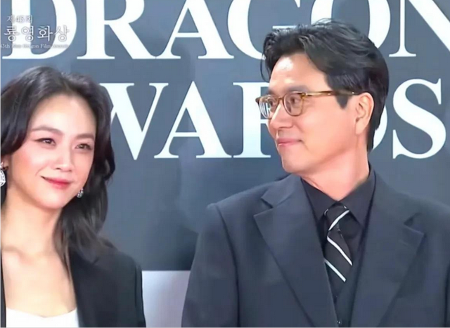 汤唯和老公金泰勇一起走红毯,金泰勇全程痴汉脸,对女神老婆傻笑