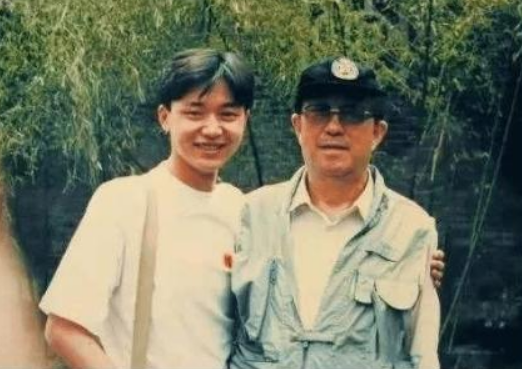 刘奕君：人生低谷期净身出户，二婚娶小娇妻终获幸福