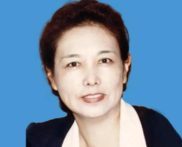 记得《戴手铐的旅客》中的她吗？