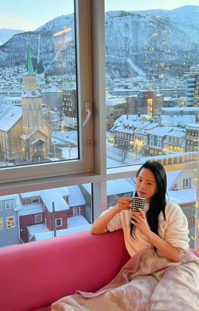 伊能静在挪威看到极光了，婆婆身材发福撑开纽扣，她56像26一样美