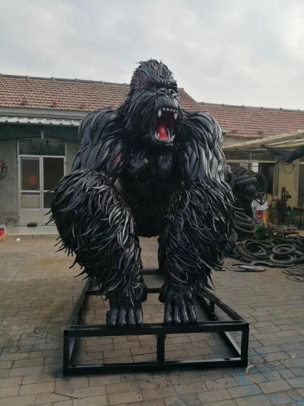 太壮观!山东80后男子用一千多条废旧轮胎做恐龙雕塑,还有3米高的金刚