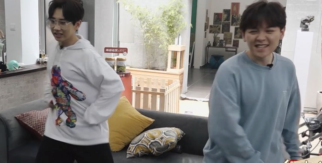 尴尬!两男星镜头前称兄道弟打得火热,私下不等节目播完就取关