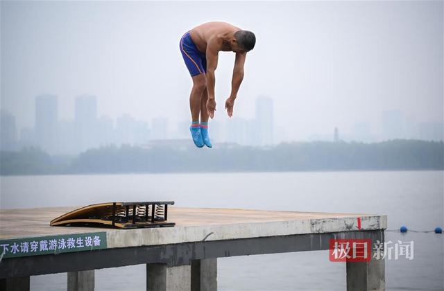 武汉跳水爱好者：以跳东湖方式感受深秋的寒冷