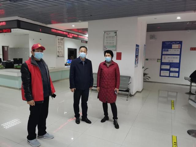 内乡县委常委、常务副县长杨明雪到行政审批服务中心开展调研