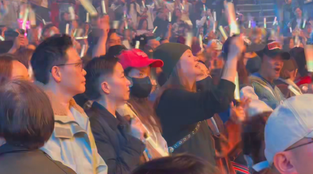 刘德华演唱会实录：表演滑跪失败，甄子丹舒淇任达华台下蹦迪