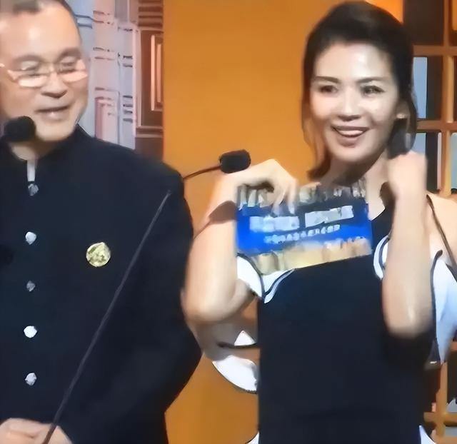 尴尬！刘涛走光事件引网友热议，公众希望明星把握形象与尺度平衡