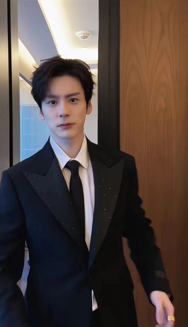 看了《国色芳华》才被帅到新生小生魏哲鸣你喜欢吗？