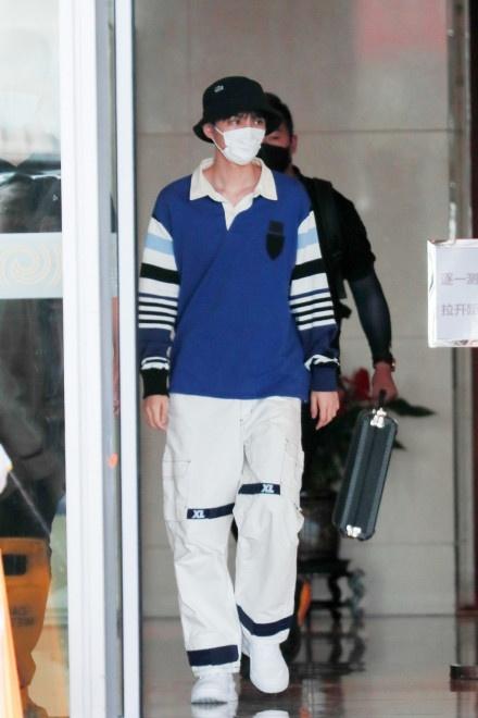 王俊凯穿应援色上衣返京 头戴渔夫帽造型清爽帅气