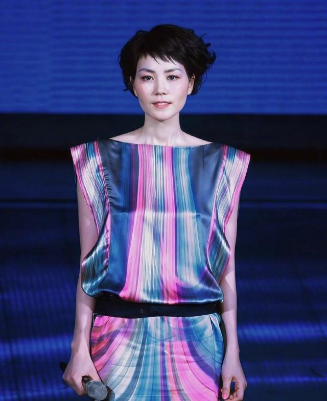 她居然也上春晚了，这是官方认可啊！她再努努力感觉都要超越杨幂