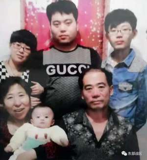 回家探亲(兵哥哥跨越3400公里悄悄回家探亲，摘下口罩那一刻，母亲的表情亮了……)