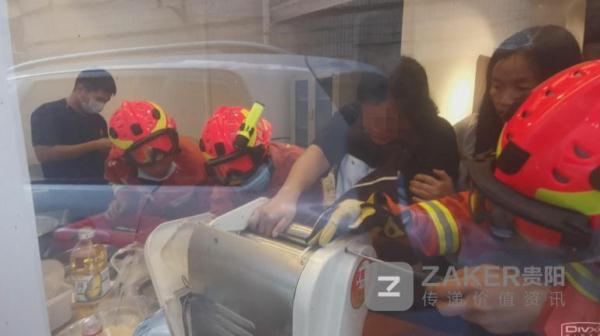 看着都疼！贵阳一蛋糕店员操作失误，压面机“咬住”4 个手指头