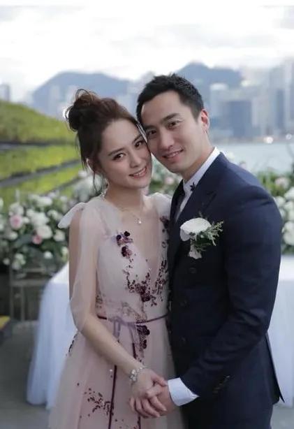 阿娇艳照门再现？被曝知三当三，刚离婚就主动撩小鲜肉，发私密照