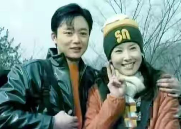 刘奕君：人生低谷期净身出户，二婚娶小娇妻终获幸福