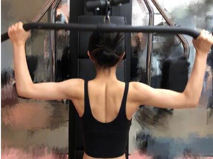 34岁赵丽颖为新剧增肥，模样大变认不出，保持圆润敬业拍戏推掉红毯