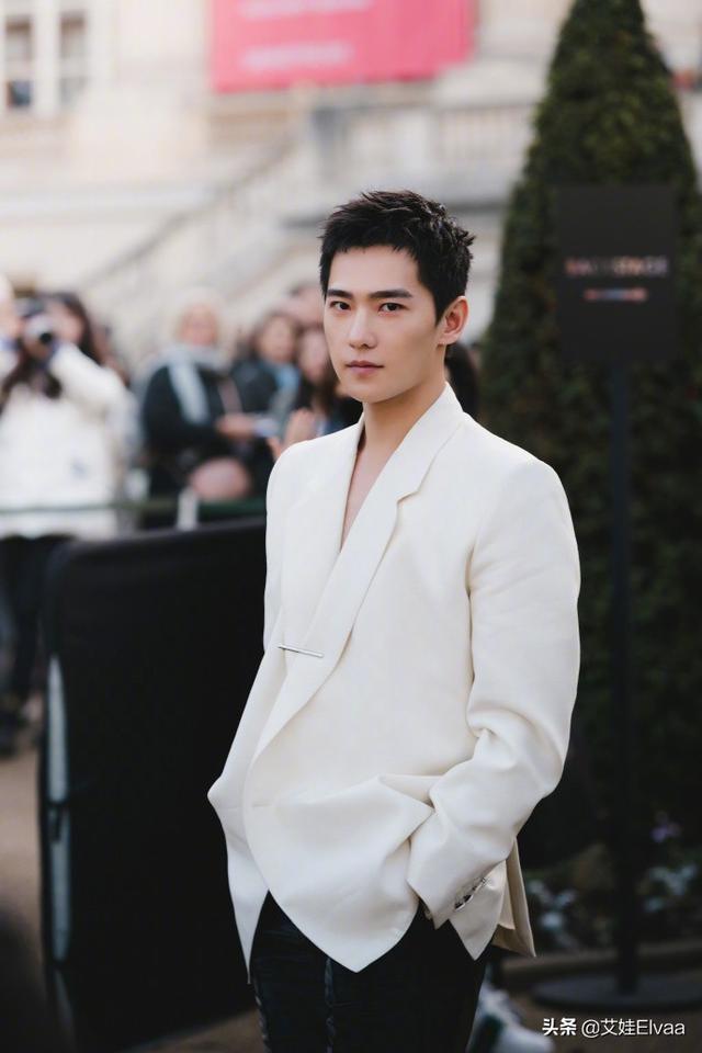 28岁杨洋比女星还“大胆”,罕见真空西装配皮裤,看完我彻底服了