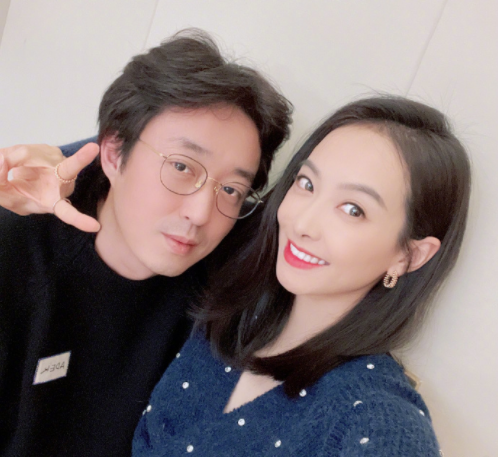 宋茜迎34岁生日晒美照，对镜比心笑容甜美