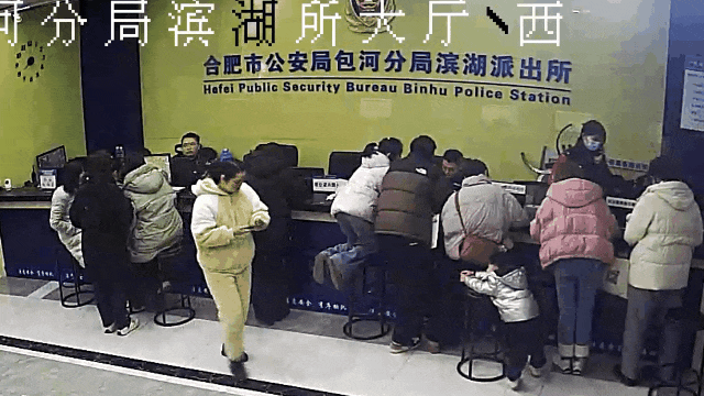 派出所民警值班时的这一幕，令人心疼！