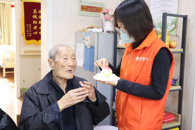 了不起的我们丨养老驿站站长陈丽和“老小孩”的除夕