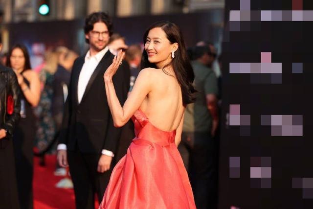 港姐陈法拉与二婚老公现身，两人牵手形影不离，背影不像孩子妈