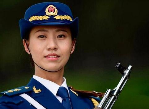 她是“最美”女兵，三军仪仗队女兵队长，一经亮相就惊艳全世界