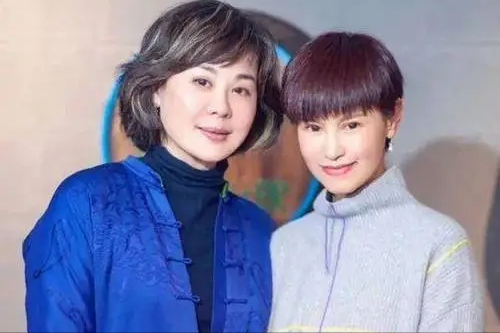 丛珊：与大9岁法国佬难幸福，2婚带娃嫁导演萧锋，12年成全家团宠