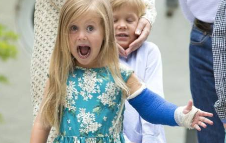 丹麦王储六口人的全家福，比凯特王妃家的更生动有趣