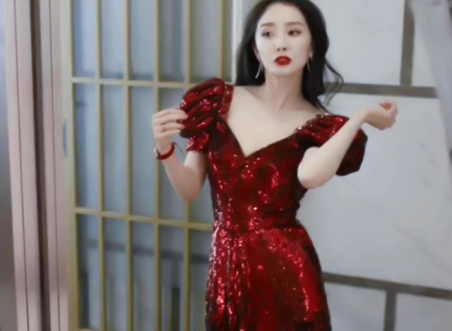 《爱的二八定律》首播！杨幂脸垮被吐槽油腻，跟许凯同框无CP感