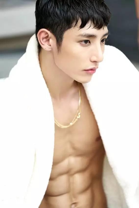 禁欲脸李洙赫冲浪视频曝光!8块腹肌清晰可见,不愧是雕塑身材