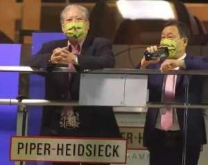 洪金宝身高(68岁洪金宝又胖回去了？拄拐杖现身赛马场，腰间奢华皮带吸睛)