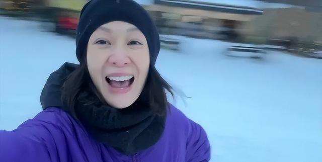 55岁刘若英罕见携儿子现身，9岁帅气又瘦又高性格开朗，星范十足