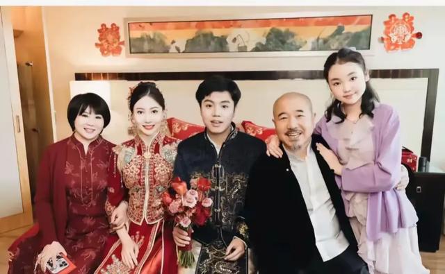 王梓嘉结婚两月，妻子身怀六甲，网友喊话王小利多久看一次孙子