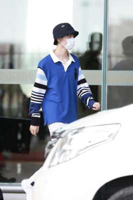 王俊凯应援色(王俊凯穿应援色上衣返京 头戴渔夫帽造型清爽帅气)