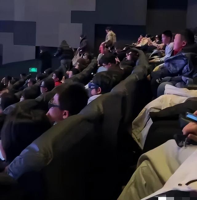 《哪吒2》放映突停！江苏影院两女生被警察带走，真相引网友猜测