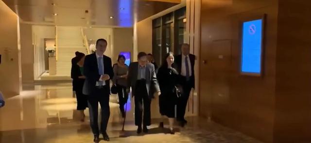 103岁的杨振宁牵着妻子翁帆的手露面，他步伐很轻快，翁帆很开心