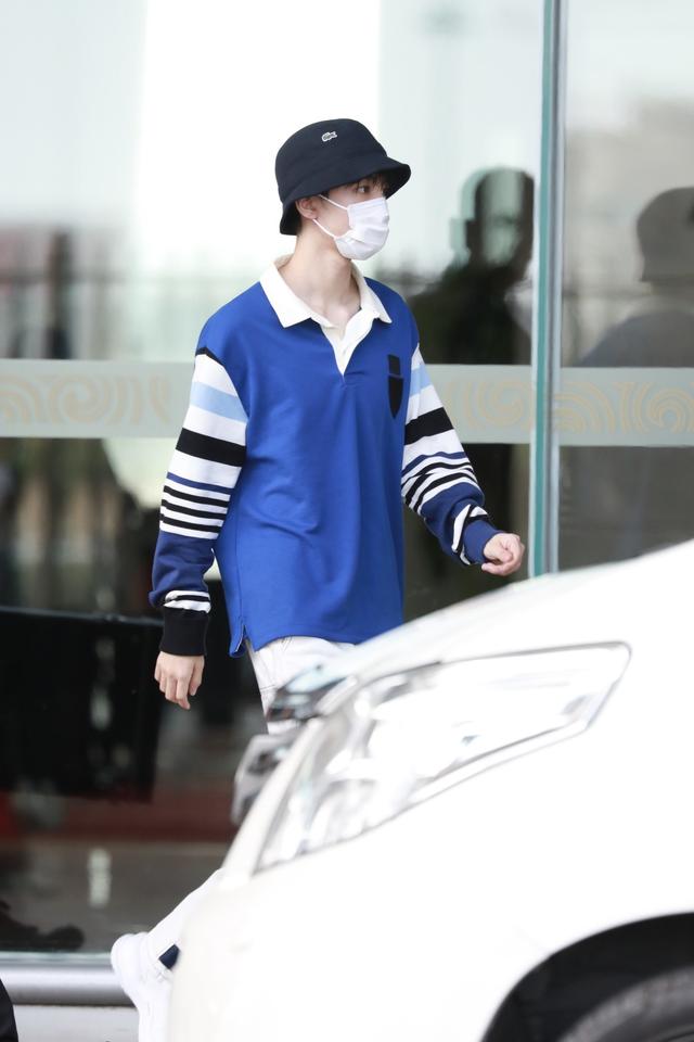 王俊凯穿应援色上衣返京 头戴渔夫帽造型清爽帅气