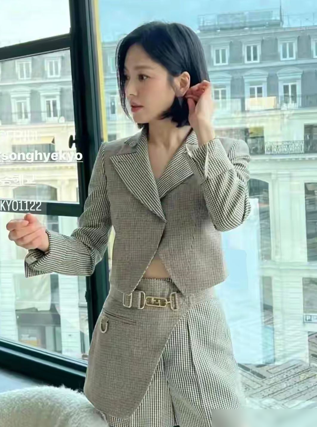 今年火了一种发型叫“肩上一刀切”,洋气减龄显脸小,明星也上头