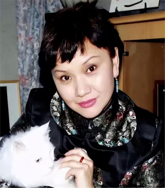 王静，抛弃一切和聂卫平结婚，离婚后独自抚养儿子，66岁孤身一人