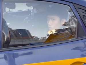 张一山多少岁了(28岁张一山不满被拍？眼睛瞪超大吓坏路人，网友：刘星滤镜破碎)