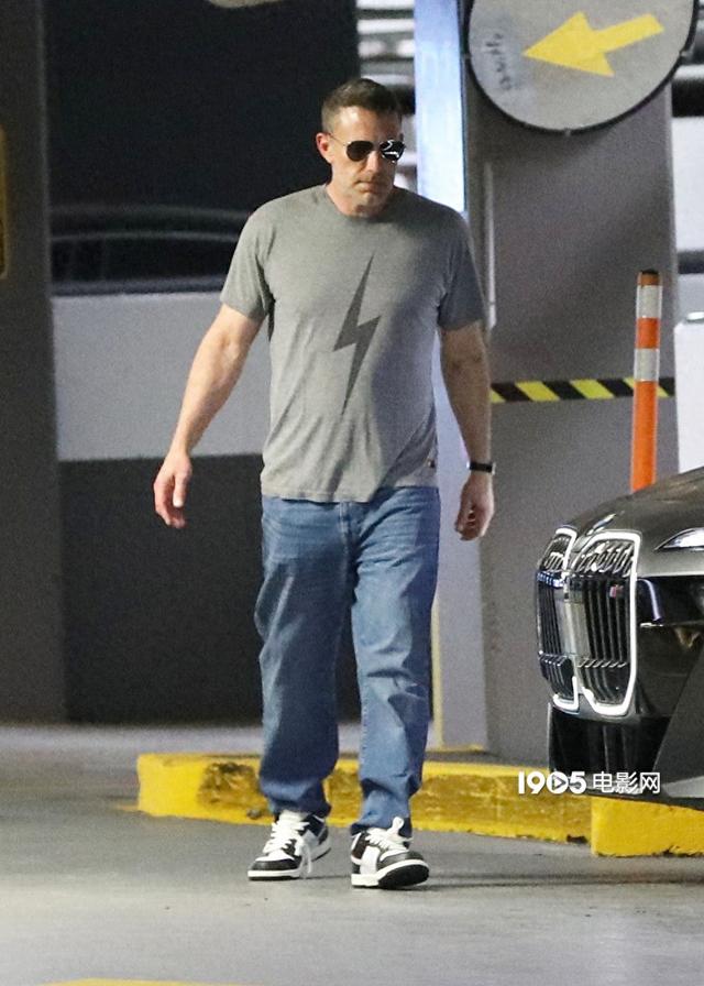 外卖侠回归!大本离婚后重拾笑容 上工陪娃两不误