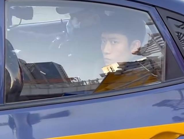 28岁张一山不满被拍？眼睛瞪超大吓坏路人，网友：刘星滤镜破碎