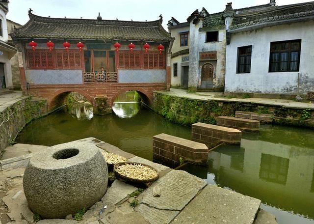 电视剧《天仙配》在安徽省黄山市徽州区潜口镇唐模村拍摄的