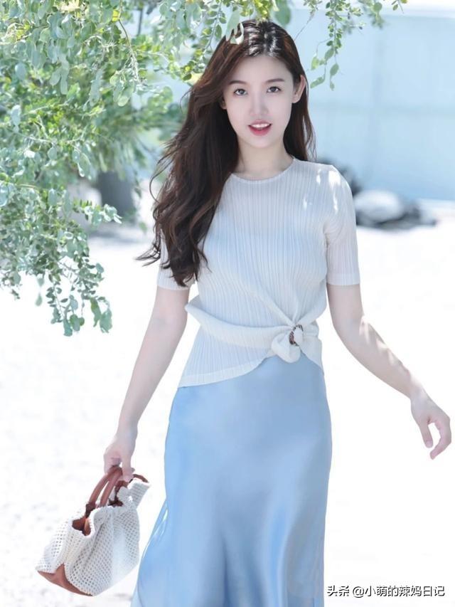 若你刚过50岁，要远离这3种“妈妈装”！这样穿才够优雅、气质