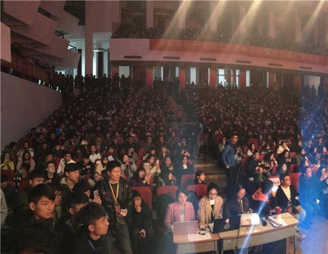 《大闹天竺》南京站 柳岩：夺白客小岳岳银幕初吻