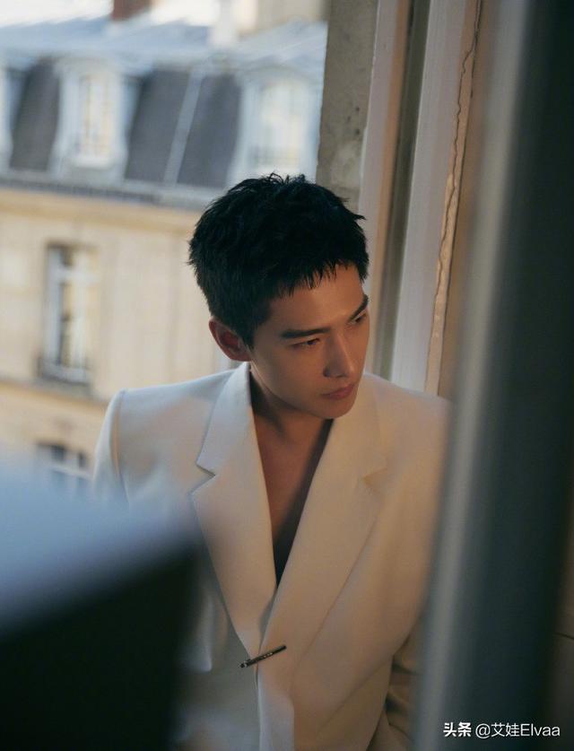 28岁杨洋比女星还“大胆”,罕见真空西装配皮裤,看完我彻底服了