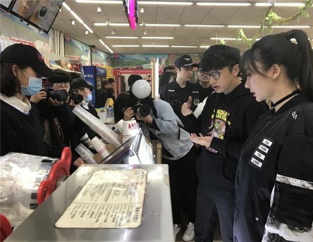 《大闹天竺》南京站 柳岩：夺白客小岳岳银幕初吻