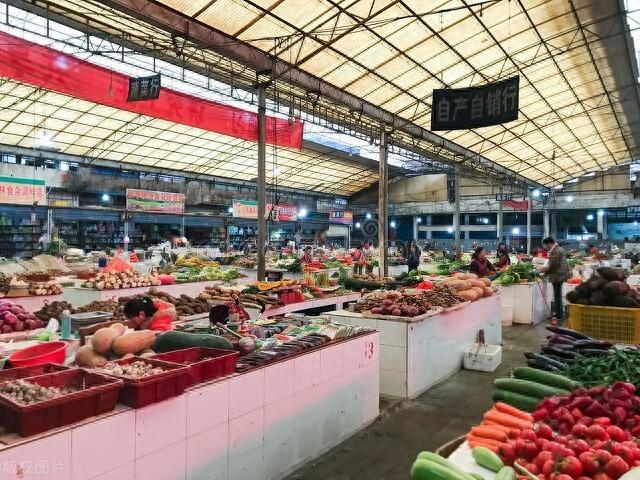 菜市场惊现“元宇宙卖菜”，大妈戴VR眼镜砍价！