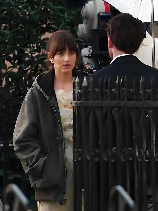 从“金球小姐”到实力派演员：达科塔·约翰逊的逐梦之旅