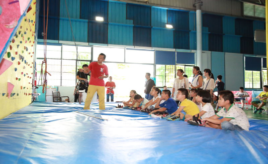 小主人报三亚小记者参与“迎奥运全民大健身”活动报道