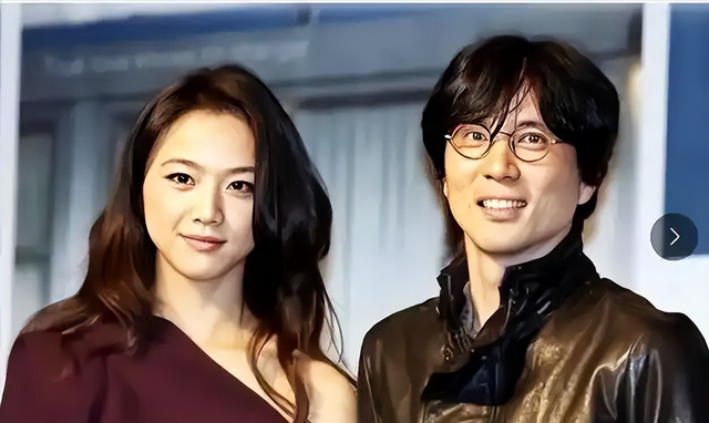 汤唯和老公金泰勇一起走红毯,金泰勇全程痴汉脸,对女神老婆傻笑